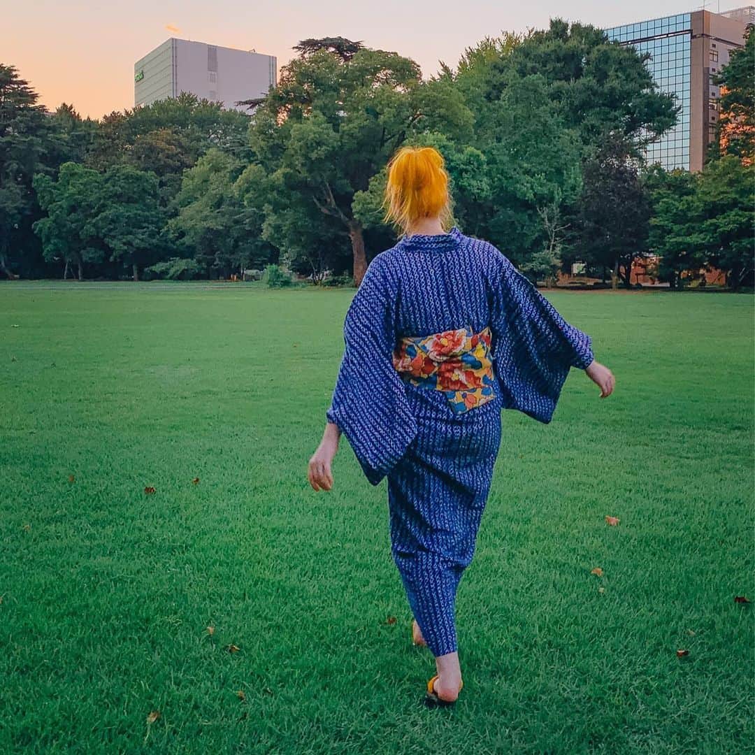 Anji SALZさんのインスタグラム写真 - (Anji SALZInstagram)「日本語↓ Kimono doesn’t need to be tight and uncomfortable 🥵 This is a super old yukata which is so short it fits me without folding the “ohashori” fold. I kept it in place just with a korin belt on top and an elastic tie around my waist. Then just a soft obi on top, I also tied it very relaxed 😌 That’s all. And I WAS SOOO COMFY!! All day long. Like wearing my jammies 😆 Had a picnic in the park and spontaneously a fireworks home party 🥳🥰 Oh and also just a messy bun and almost no makeup. Chill day 🙌🏻 楽ちん浴衣デー💫 対丈でコーリンベルトとエラスチック紐だけで着付けして、柔らかな帯にゆったり結んだ。 気持ちよすぎて、パジャマみたいでしまw それでピクニックとパーティーに参加🥳 #mainichikimono」8月13日 1時03分 - salztokyo