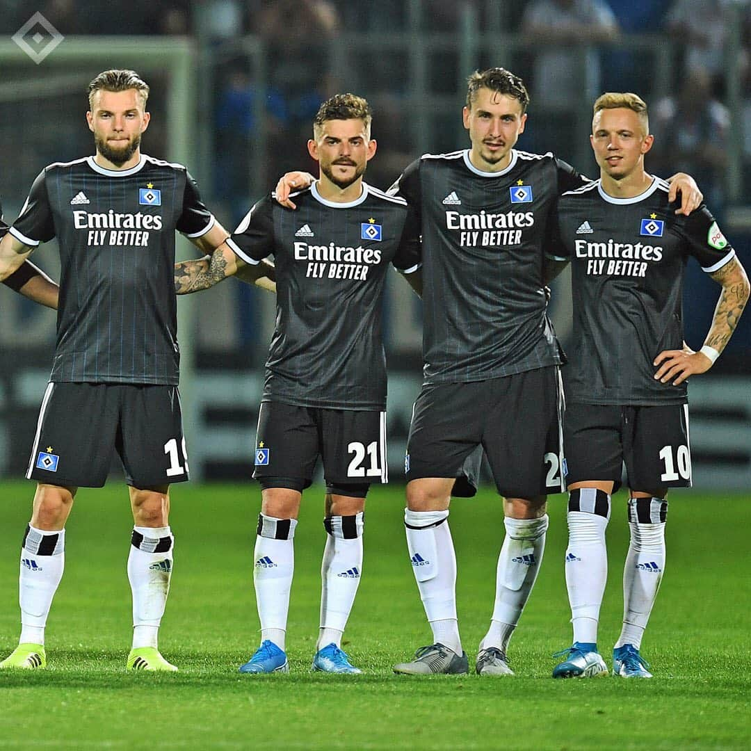 ハンブルガーSVさんのインスタグラム写真 - (ハンブルガーSVInstagram)「Gestern erstmalig im Einsatz: unser neues Ausweich-Trikot 🔷⚪️⚫️ Gefällt‘s euch auch so gut wie uns❓ #nurderHSV #Trikot #BlauWeißSchwarz ____ 📸 @this_is_friday 📸 @witters_sportfotografie」8月13日 1時03分 - hsv