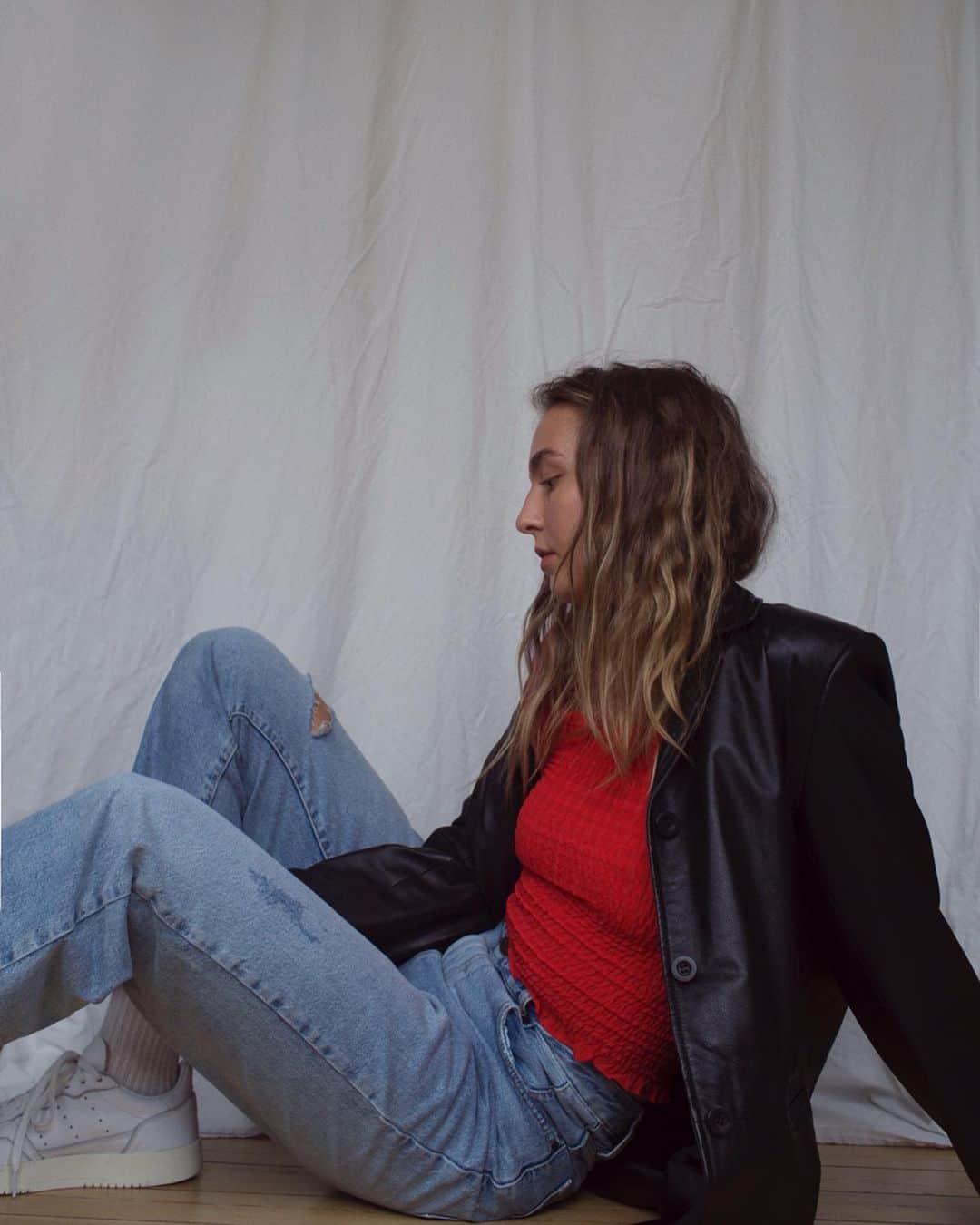 ベア・ハンソンのインスタグラム：「Denim! Found myself a new pair of favorite jeans. In collaboration with @bikbok #meandmyneverdenim #ad」