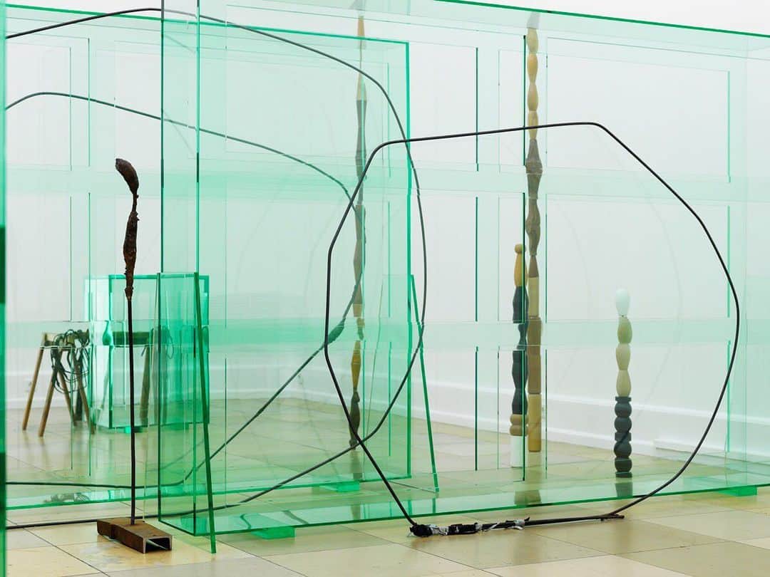 のインスタグラム：「"Feel the Sun in Your Mouth" opens soon at the Hirshhorn Museum and Sculpture Garden in Washington, DC! Work by Alex Israel, Tatiana Trouvé, and Mary Weatherford will be included.  This exhibition brings together artworks acquired by the museum over the past five years with a focus on art that incites sensation and demonstrates a renewed interest in sublime encounters with the world. Spanning a period of extreme technological growth that has led us from the first steps on the moon to the development of the Internet, this exhibition illuminates a return to the poetic, the intuitive, and the cosmic in current artistic practice. Learn more via the link in our bio. __________ #AlexIsrael #TatianaTrouve #MaryWeatherford  #atHirshhorn #Hirshhorn #Gagosian @hirshhorn Tatiana Trouvé, "Les indéfinis," 2014 (detail) © Tatiana Trouvé. Photo: Annette Kradisch」