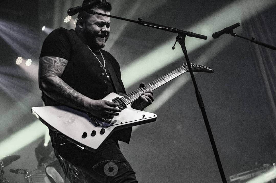 ヒンダーのインスタグラム：「Blower rockin' it out 🎸🎸 📸: @sicphotographs」