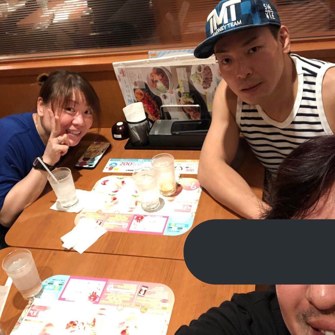 GOSAMARUのインスタグラム：「先輩のお家を後にしてなんやかんやしてから遅いのに日韓さんに来てもらい少し茶をしばいた後に和田先輩と合流しました。 色々とお話出来て楽しい時間でした。いつか、試合してみたくなりました。 僕が試合したらどんな風になるんだろうとずっと考えてました。 いつかは佐藤光留、和田拓也の2人の対格に立ってたいな！！ 脚、怪我してる自分が何言ってるんだと思われる方もいると思うし、大した成績も無いお前が何を言ってるんだと思われる方も沢山いると思いますし、そもそもお前のことなんか知らねぇよという方もいると思いますがそんなの関係ない！！ 先輩の隣にいた方達と試合しないと自分が後悔しそうです。 僕なんか顔じゃねぇと思われてもいい！ いま、この気持ちを吐き出さないと何か気持ち悪くて。 昨日の試合を見て手を挙げなかったら自分が後悔しそうです。 青木先輩と出来なくなったけれども近くにいた人とやる事で先輩を超えることも出来るのかなと。 今すぐは無理だけども脚治して万全になったらお手合わせをお願いしたいです。  画像は深夜のお茶会にて。 多分、先輩は何、仲良くなってるんだと言ってそうですがね( 笑 ) #青木篤志 #和田拓也 #GOSAMARU #rd_pw #深夜のお茶会」