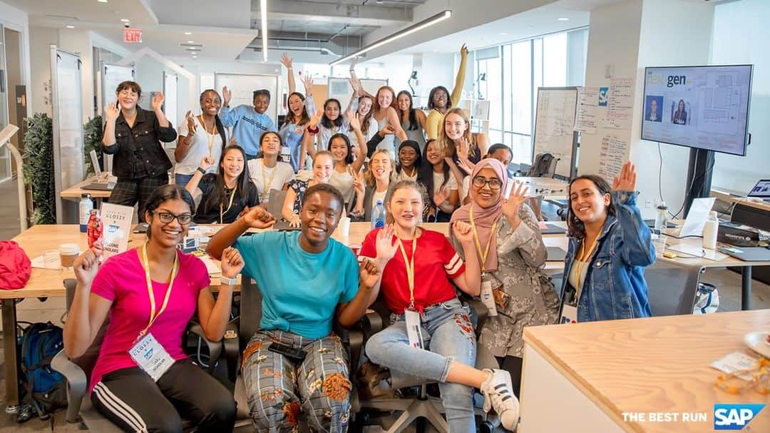 SAPさんのインスタグラム写真 - (SAPInstagram)「SAP is proud to partner with @karliekloss to host @kodewithklossy camps.  In just two weeks, these students learned how to develop mobile apps focused on health and wellness, finance, and community activism. We are truly inspired 👩‍💻 🙏 💻 🙌 #youthday」8月13日 1時11分 - sap
