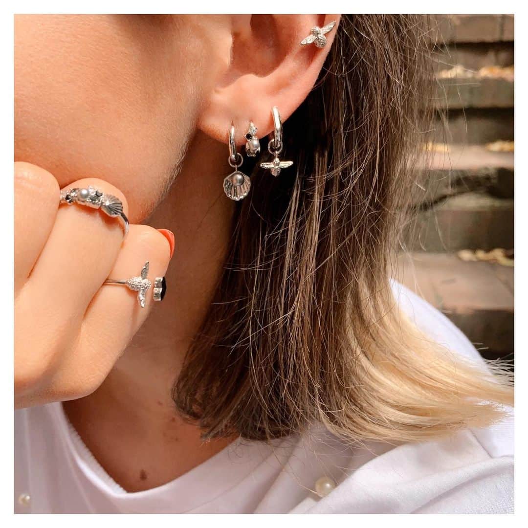 Olivia Burtonさんのインスタグラム写真 - (Olivia BurtonInstagram)「If you’re in need of a reason to get some more piercings... 🐚🐝✨ #MyOliviaBurton #Earrings #EarPiercings」8月13日 1時13分 - oliviaburtonlondon