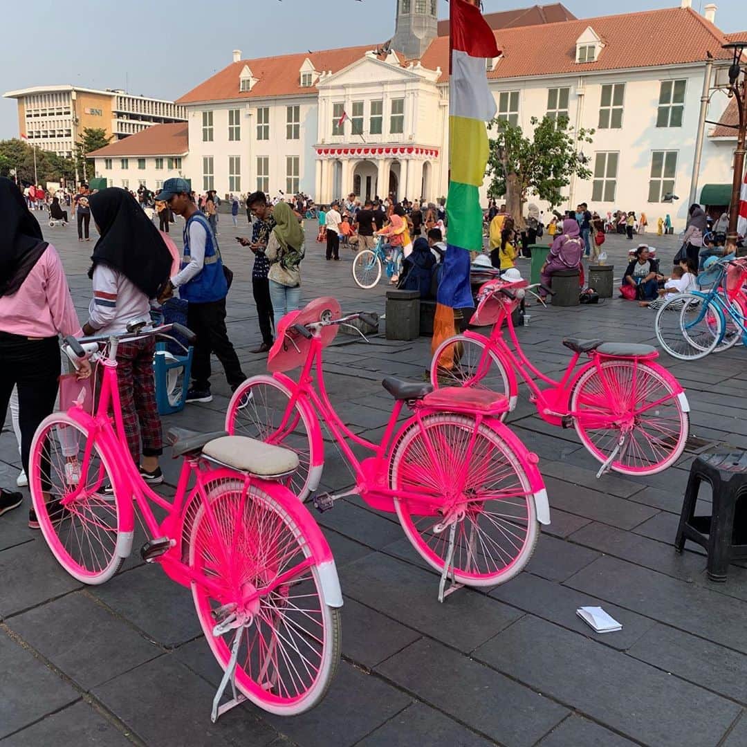 湯浅洋さんのインスタグラム写真 - (湯浅洋Instagram)「やっぱり、 インドネシアはナシゴレン、ウォーターメロンジュースにピンクの自転車？ww #ナシゴレン #Nasi Goreng」8月13日 1時14分 - 164yuasa