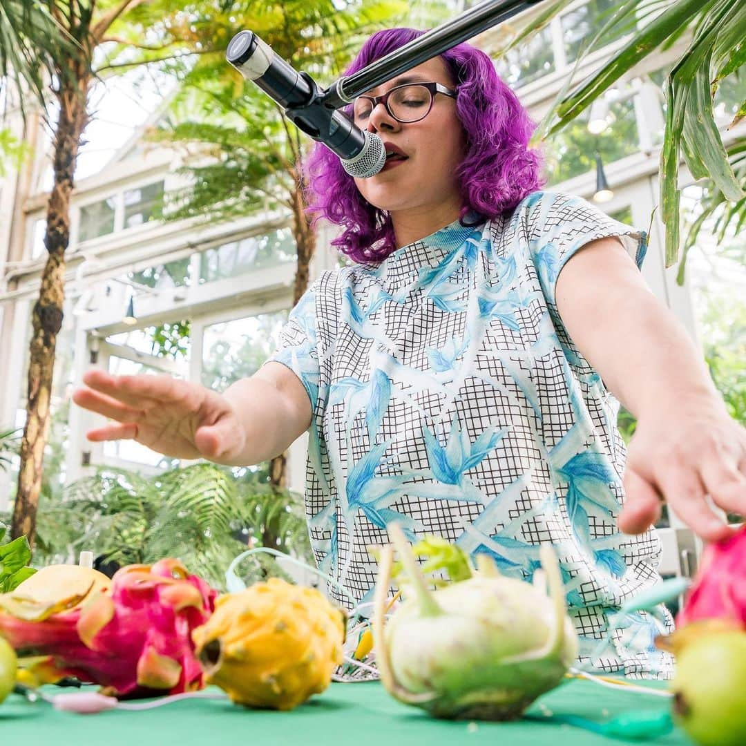 ニューヨーク植物園さんのインスタグラム写真 - (ニューヨーク植物園Instagram)「Coming this fall, #plantlove takes to the trees in "Chorus of the Forest," an original composition by NYBG Composer-in-Residence @little_miss_echo that combines choral accompaniments in the Thain Forest with her unique digital plant interface to turn the anatomy of the plants themselves into music. Get a peek into her process in today's Story.」8月13日 1時25分 - nybg