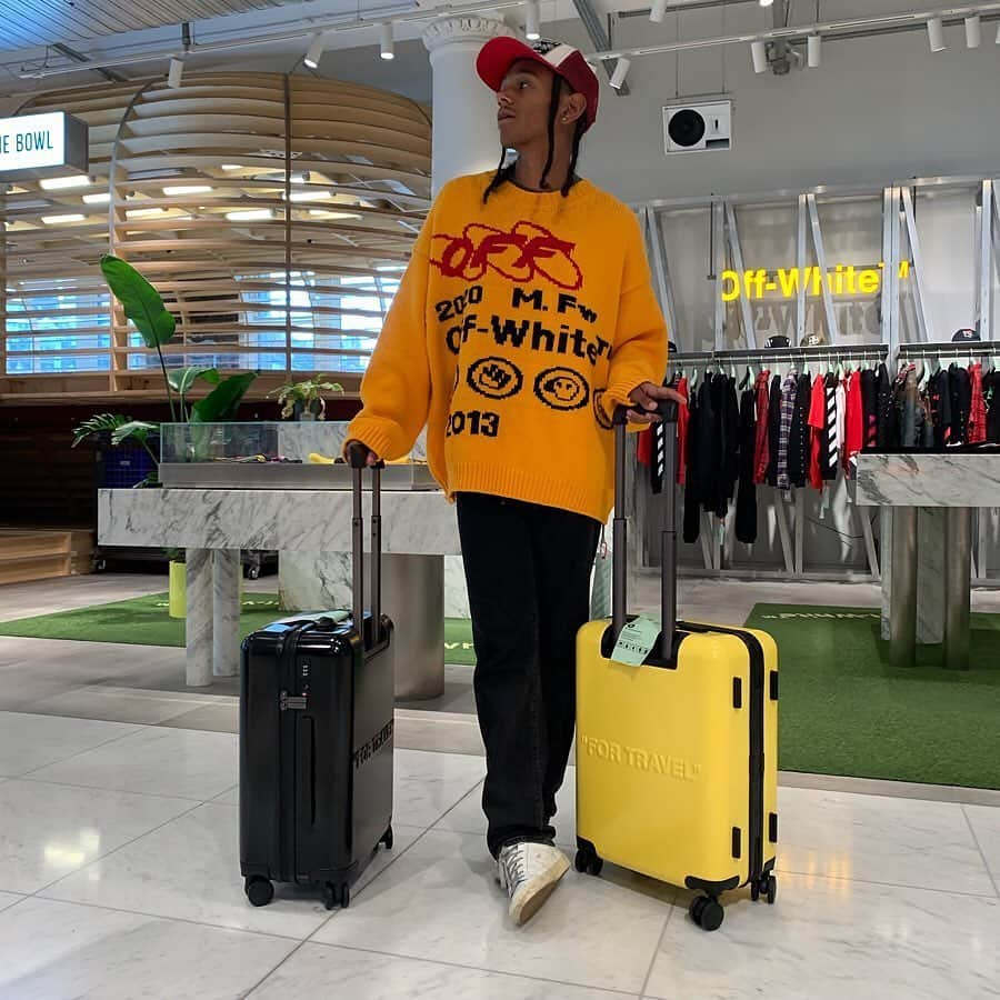 セルフリッジズさんのインスタグラム写真 - (セルフリッジズInstagram)「We just be catching flights. Black or yellow? | @theyellowdrop staffer @renebleriot in @off____white newness, available online and in #SelfridgesLondon . . . Follow @theyellowdrop for weekly menswear updates」8月13日 1時19分 - theofficialselfridges