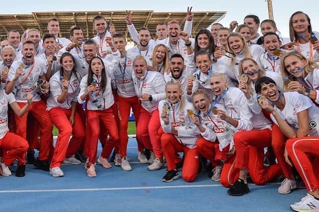 Kamila CIBAのインスタグラム：「Udało Nam się to zrobić! Pierwszy raz w historii, jesteśmy Mistrzami Europy! 🏆🥇 Co do naszej sztafety 4x100m. Już teraz na chłodno, emocje opadły 💆🏼‍♀️ Kolejny raz Nam nie wychodzi, jakbyśmy tego chciały. Błędy na zmianach, co spowodowało taki a nie inny wynik. Zajęłyśmy 7 miejsce, dołożyłyśmy 6 punktów dla naszego teamu 😊 Mamy jeszcze jedną szansę zrobienia dobrego czasu, będzie to miting ISTAF w Berlinie. Co do naszych dyspozycji szybkościowych. Wszystko jest na swoim miejscu ☺️ TYLKO DOBRE ZMIANY 🙏🏻 #nevergiveup #polishteam #firstplace #onedream #europeanchapion #etch #bydgoszcz #2019」