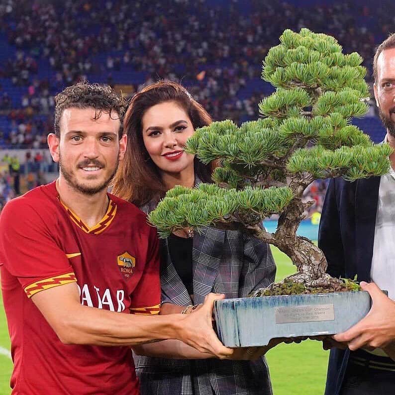 カルロス・テベスのインスタグラム：「Well that is one weird trophy 😀」