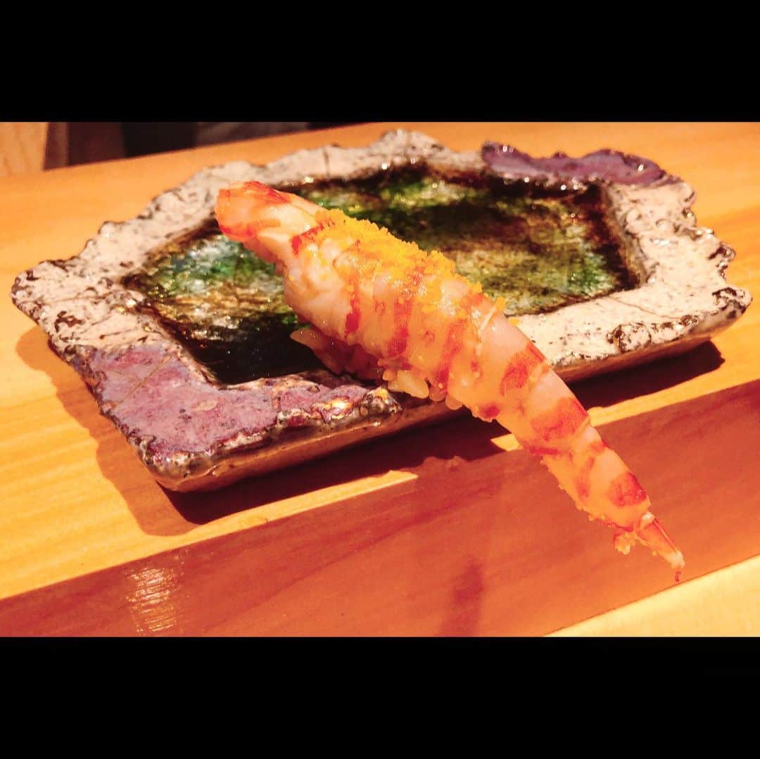 さきえさんのインスタグラム写真 - (さきえInstagram)「とても好き。 . . ☑︎🍣/ @sushi.shizuku . . . . #鮨 #鮨shizuku  #gourmet #創作鮨 #art #口福 #芸術的 #和 #とにかくこだわりが。#信楽焼 #modern #発明家がいるの。#instagourmet #東心斎橋 #素敵幸せが過ぎました。#osaka」8月13日 1時28分 - sakie110