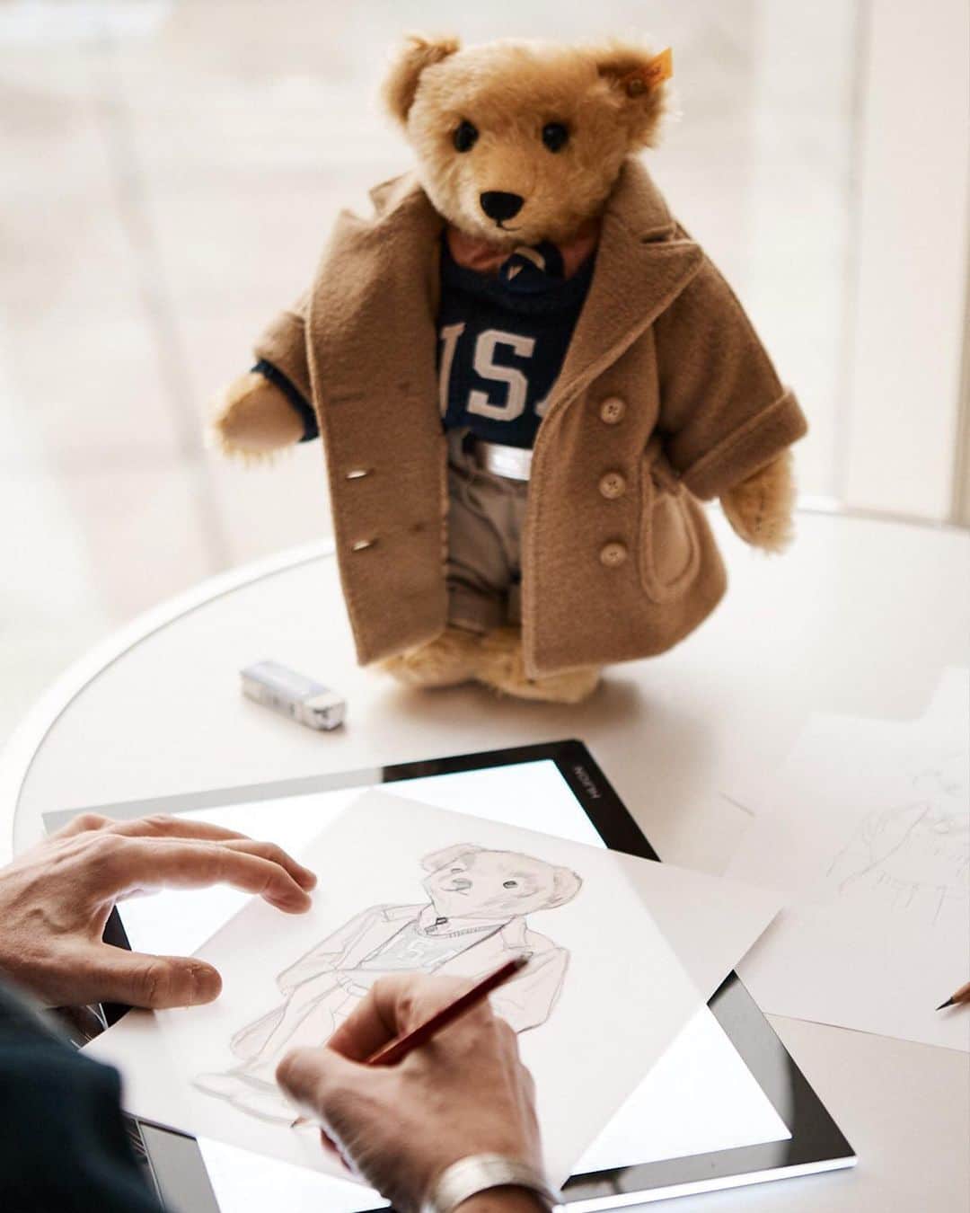 GQさんのインスタグラム写真 - (GQInstagram)「There's a new bear on campus🐻. Meet the latest addition to the @RalphLauren family: Collegiate Bear. Hit the link in bio to learn how a design that came to life in 1996 is finally graduating 23 years later.」8月13日 1時41分 - gq
