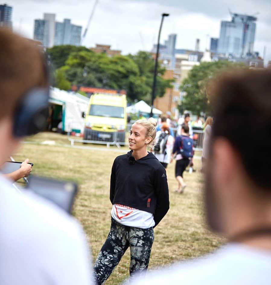リンジー・シャープのインスタグラム：「Smiling because I see 2 races coming up on @trainingpeaks !! ... which means I get to venture out of Loughborough 🤑🤩 just to Birmingham though 😂🤷‍♀️ 📷  @sportsdirectrunning - @adidaslondon Shoreditch 10k」