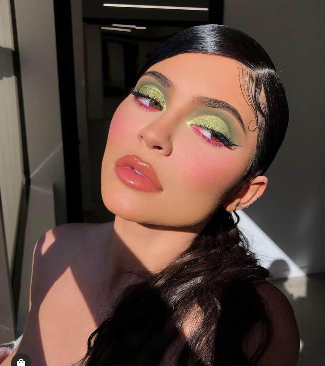 クリス・ジェンナーさんのインスタグラム写真 - (クリス・ジェンナーInstagram)「Birthday girl @kyliejenner wearing her new @kyliecosmetics birthday collection!!! So beautiful!! Available now at KylieCosmetics.com 💚💕💚💕」8月13日 1時35分 - krisjenner