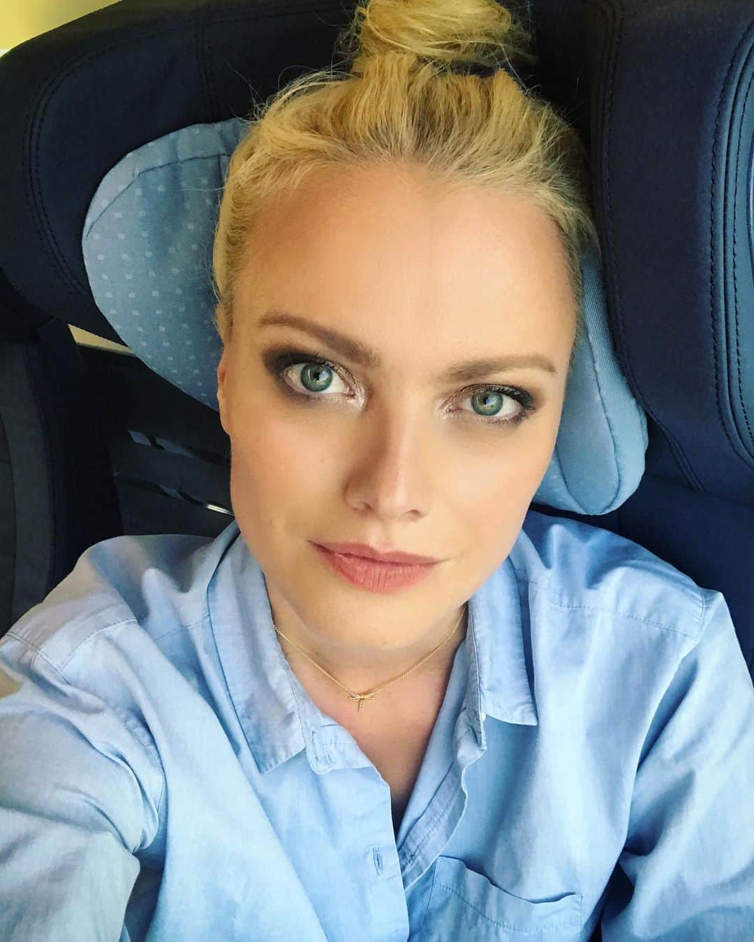 フランツィスカ・クヌッペさんのインスタグラム写真 - (フランツィスカ・クヌッペInstagram)「.... train riding back to berlin ❤️💋✨🚂 🙌🏻 #tired but happy #greatjob #work #lovemyjob #fashion #teamwork #enjoylife #everysecond」8月13日 1時37分 - franziskaknuppe