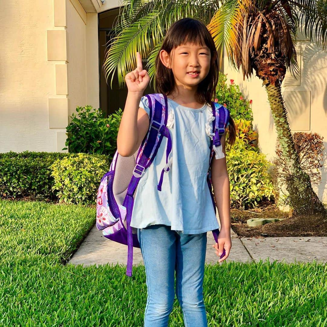 フロリダさえさなさんのインスタグラム写真 - (フロリダさえさなInstagram)「First day of 1st grade 🎒✨ 今日から小学生😊新しいお友達たくさん作って、いっぱい楽しんでおいで😘」8月13日 1時45分 - saesanafamily