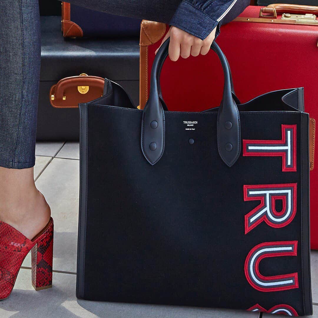 のインスタグラム：「Contemporary signature details. Shop at Trussardi.com  #Trussardi #TrussardiBags」