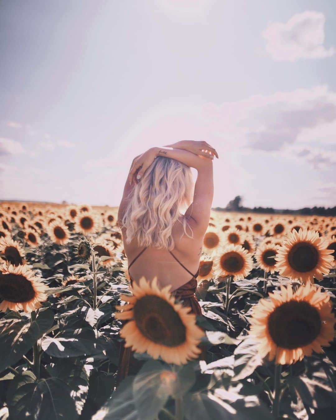 Kalyn Nicholsonのインスタグラム：「“What sunshine is to flowers, smiles are to humanity.” ― Joseph Addison  No matter what fills your daylight hours, no matter what you call your norm given this chapter of life, no matter the unfinished thoughts that may be clouding your mind; smile. Life, however rich and random it may be, doesn’t need to be so serious. 📸 @arthurtparra」
