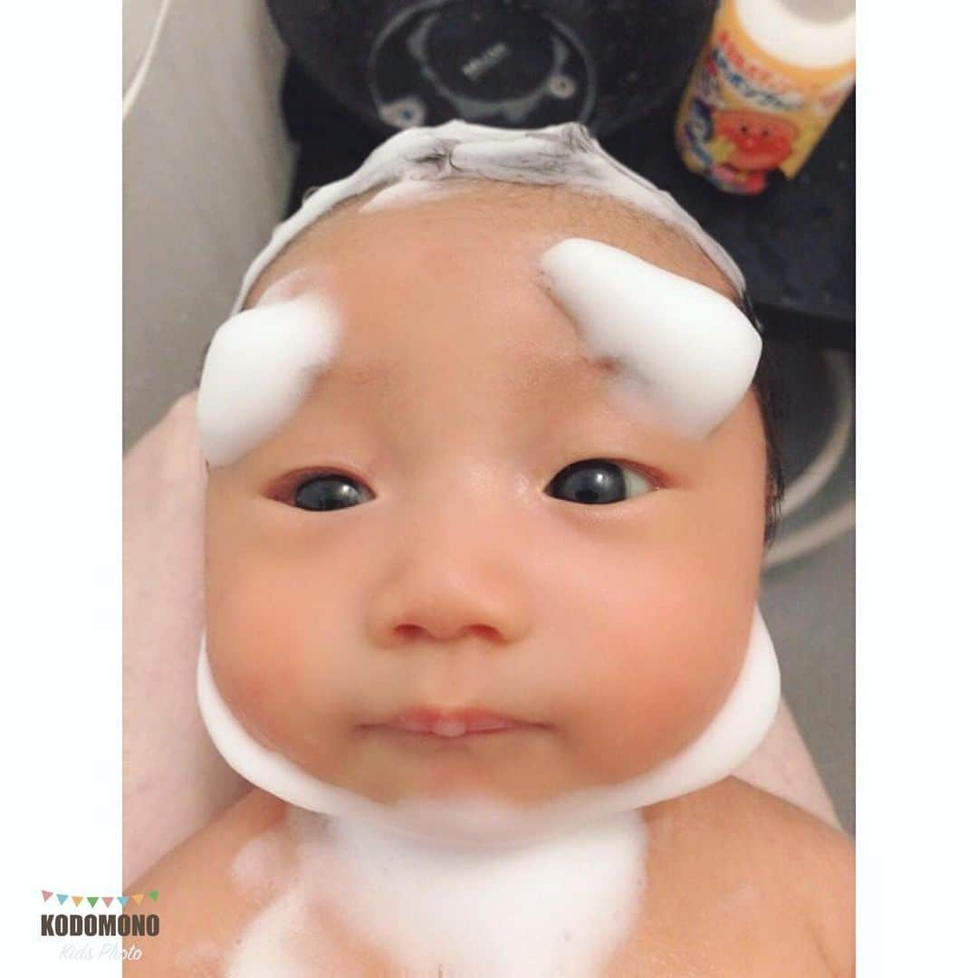 コドモノ！写真部さんのインスタグラム写真 - (コドモノ！写真部Instagram)「🛁✨「小さなせんにん？」 今回ご紹介するのは @monkichi20 さんの投稿です。 .  泡の眉毛と、真っ白なあごひげが たまらなく可愛い一枚です。 沐浴デビュー、おめでとうございます🧺💕 . . お子様のカワイイ姿、面白い瞬間、なんとも言えない表情などなど毎日募集中！ @kodomono_photoをフォローの上、#コドモノ をつけて投稿してください💕 素敵な写真や動画はコドモノ！写真部がフィーチャーさせていただきます。 . 🍼画像や動画は投稿者様に許諾を得てコドモノ！写真部に掲載しています。ご本人以外の無断転載はお控えください。 . 🍼非公開でご参加の方は、@kodomono_photo にアクセスし、ダイレクトメッセージにてお知らせ下さい。フォローバックさせていただきます。 . ※「メール」からのご連絡は送付主がわからずフォローバックできませんのでご注意下さい。 . ▼▽▼投稿毎日募集中▼▽▼ @kodomono_manabi もよろしくね✏️ #親バカ部 #成長記録 #kids #instakids #赤ちゃん #親ばか #親バカ #育児 #かわいい #日常の一コマ #親バカ部 #赤ちゃんのいる暮らし #赤ちゃんのいる生活 #面白い #決定的瞬間 #お風呂」8月13日 1時51分 - kodomono_photo