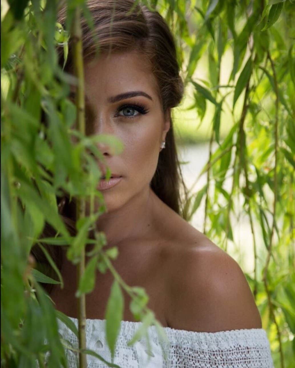 ニッキー・サンダーソンのインスタグラム：「Eye spy.... #photoshoot #photography #photograph #pose #makeup #location #summer #greeneyes #brunette #auburnhair #garden #greenthumb #model #modelling 📸 the amazing @cheshirephotographer」