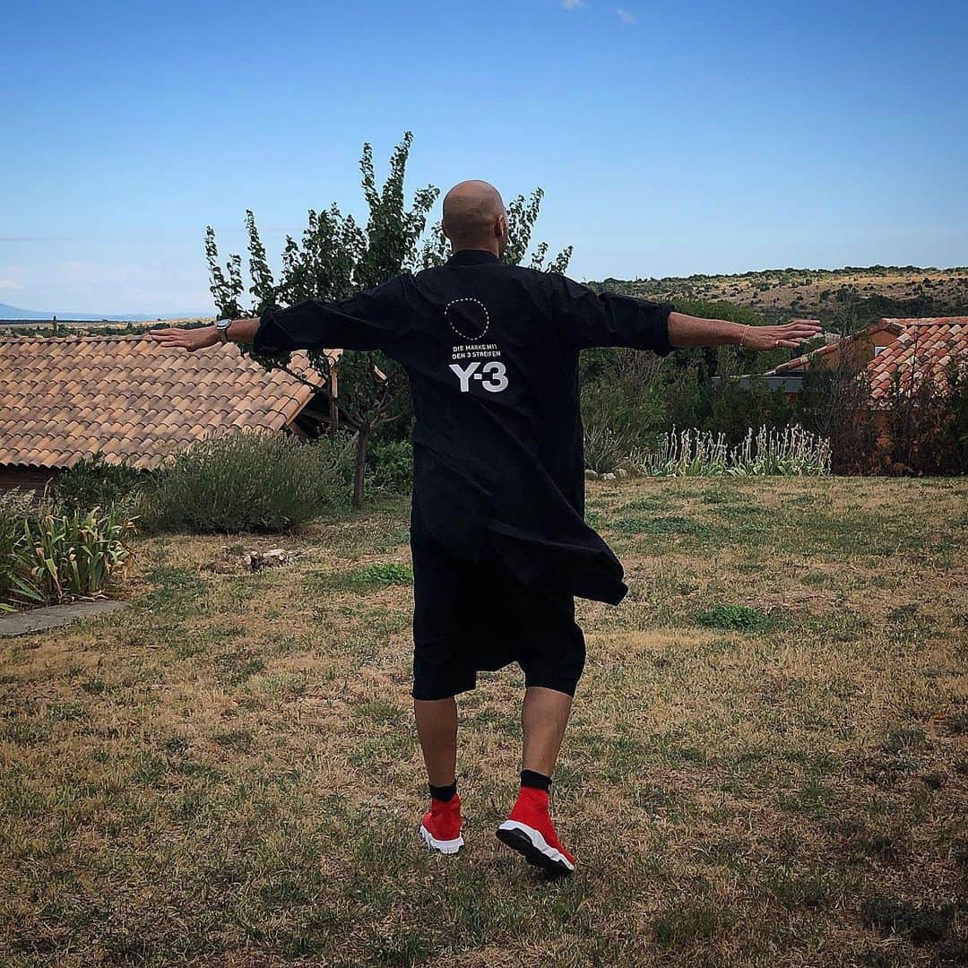 ヨアン・ベナルアンのインスタグラム：「I love this feeling #liberty #life #yb29pablopicasso #southoffrance #france #yohjiyamamoto #balenciaga #y3 #nottingham #nottinghamforest #fly 🦅」