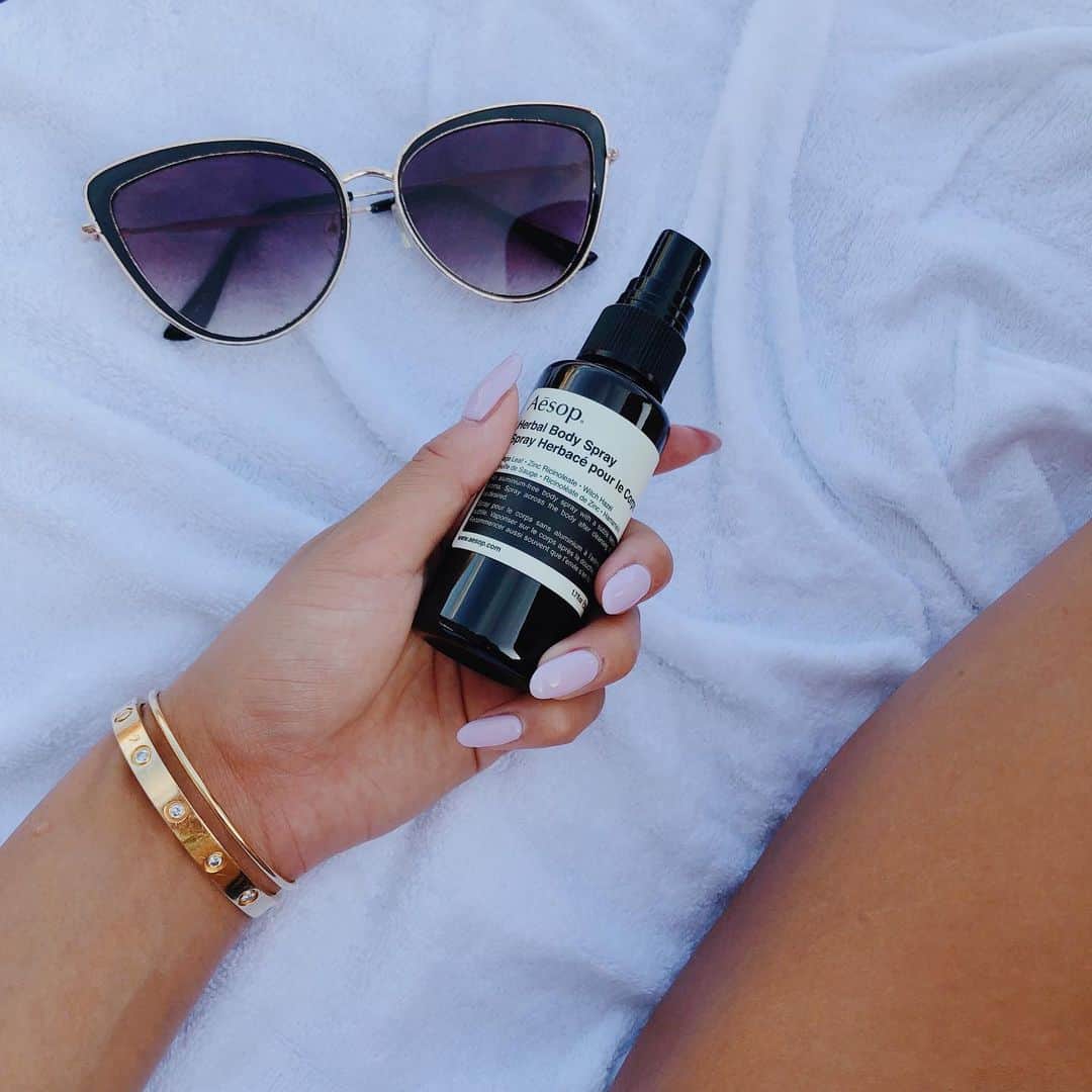 椿彩加のインスタグラム：「. 焼いても焼いても黒くならない。 停滞期かな。 . #aesop #bodymist #tanning #焼いても焼いても #黒くならない #黒い人見ると #本当羨ましい #明日から #沖縄 #ばちばち #焼こう」