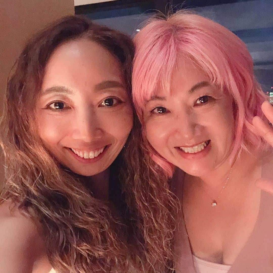 旺季志ずかさんのインスタグラム写真 - (旺季志ずかInstagram)「パールちゃんの セレラボ めっちゃ楽しかったーー❤️ けど いきなり 演出モードのとき やってくる 強いエネルギーが来て 初対面のお方のお尻を叩く🤣  それにしても パールちゃん 気持ちいいわーーーw」8月13日 2時01分 - shizuka_ouki