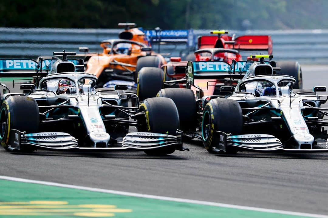 MERCEDES AMG PETRONASさんのインスタグラム写真 - (MERCEDES AMG PETRONASInstagram)「FORMATION 👌 • #MercedesAMGF1 #MercedesAMG #F1 #PETRONASmotorsports #LH44 #VB77」8月13日 2時03分 - mercedesamgf1