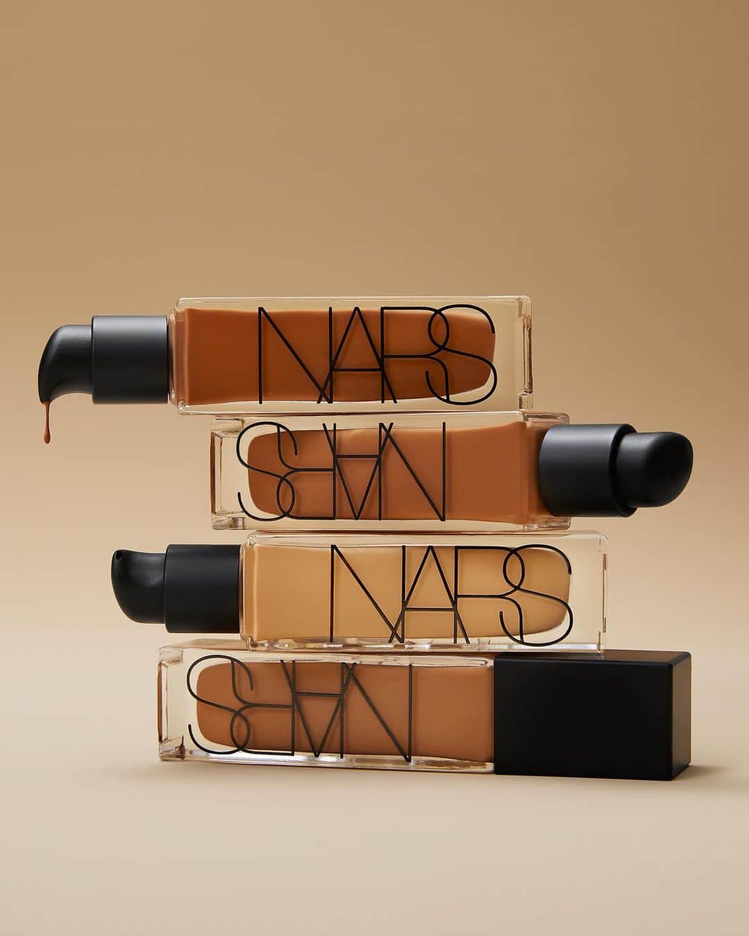 NARSさんのインスタグラム写真 - (NARSInstagram)「Face the heat of summer with lightweight, longwearing coverage. Featuring Natural Radiant Longwear Foundation in Manaus, Macao, Valencia, and Caracas.」8月13日 2時04分 - narsissist