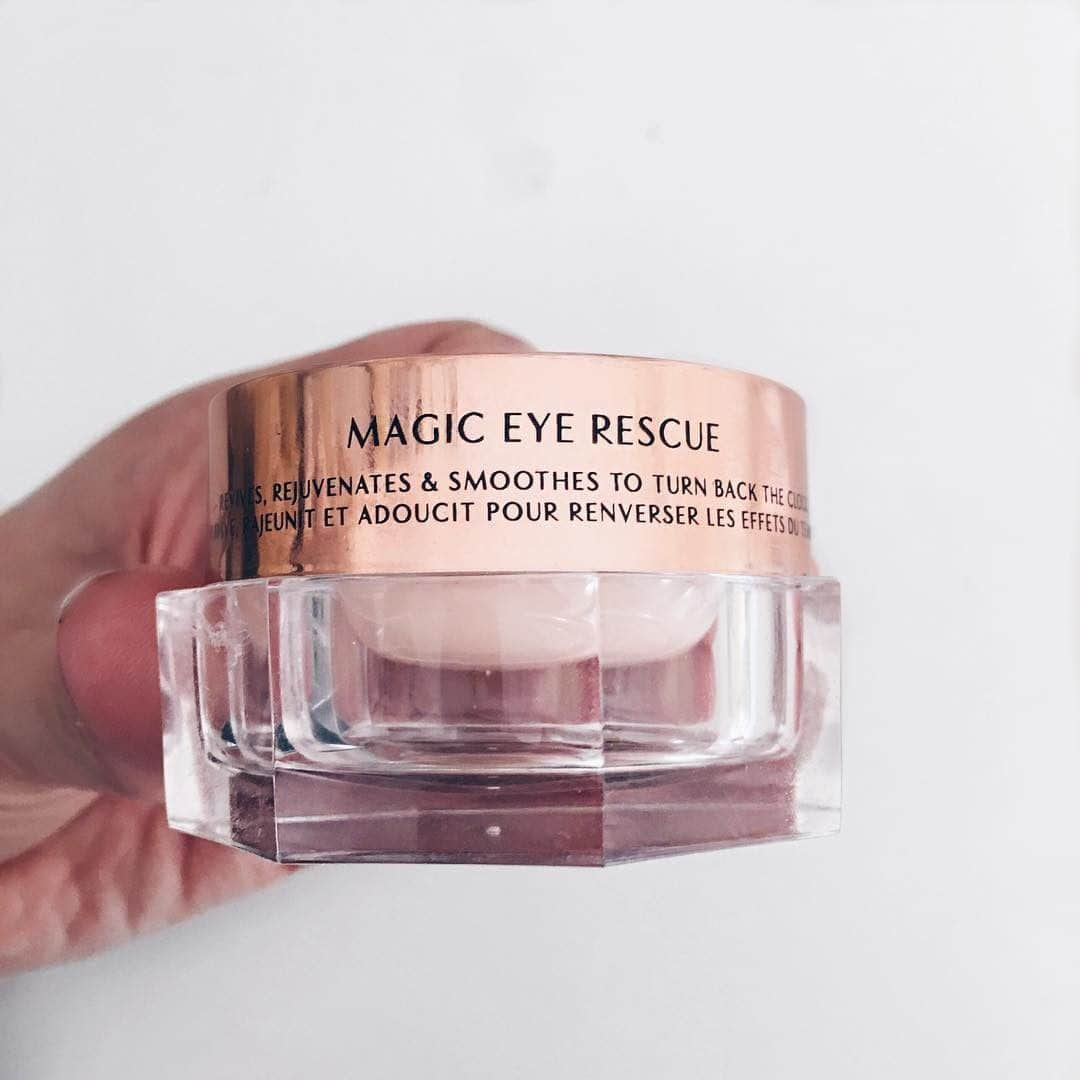 シャーロット・ティルベリーさんのインスタグラム写真 - (シャーロット・ティルベリーInstagram)「Darlings, it’s #MAGICMONDAY!! Have you tried my MAGIC EYE RESCUE CREAM? It helps to REVITALISE, REINVIGORATE and REFRESH the appearance of your under-eye area and is clinically proven to reduce the appearance of wrinkles by up to 24% in 8 weeks!!! #Regram from @mimiflys.  What makes it MAGIC? 💫 Winter Daphne Stem Cells for increased moisturisation and skin that feels smooth, supple and looks full of vitality ⏱ Time release Retinol helps to improve the condition of the skin for a softer, smoother appearance 💧 Red Algae Marigel rich in Calcium and Magnesium, it feels like a ‘second skin’ contributing to the skin’s natural barrier against environmental aggressors 🌟 Vitamin C for a brightening effect and more radiant looking skin - - #CharlotteTilbury #MagicEyeRescue #EyeCream #Moisturiser #Obsessed #Glow #Beauty #Skincare」8月13日 2時05分 - charlottetilbury