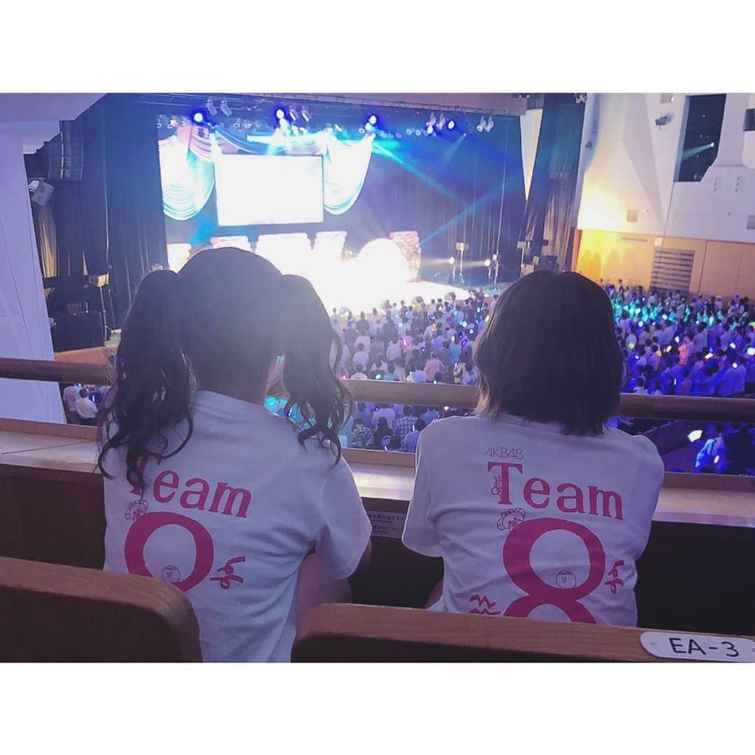 山田菜々美のインスタグラム：「. エイトの日🐝 . OGとして1ヶ月ぶりに ステージに立ちました💃🏻 . なんか、改めて感謝🙏🏻 シンプルに楽しかった！ . みんなが踊ってる姿を 2階から少し観てました👀 . キラキラしてて、可愛いし、セクシーだし、 かっこいいし、頭の中が忙しかった🧠笑 . でも、みんな大変だろーし 辛いこといっぱいあるだろーし って思ったら号泣したし。笑笑 大忙しでしたとさ🧠💫 . とーっても楽しい1日を ありがとうございました🌈 . #team8 #大阪 #コンサート」