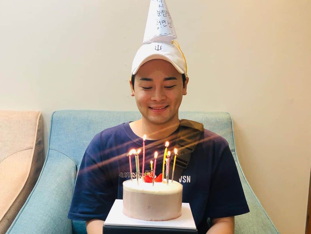 チ・チャンウクさんのインスタグラム写真 - (チ・チャンウクInstagram)「생일날두 늦은밤까지 촬영한 기타야 생일축하한다잇 모두들 수고하셨습니다요 :) - #날녹여주오 #티져 #촬영끝 #김기타 #매니져 #미남 #눈썹미남 #생일축하」8月13日 2時16分 - jichangwook