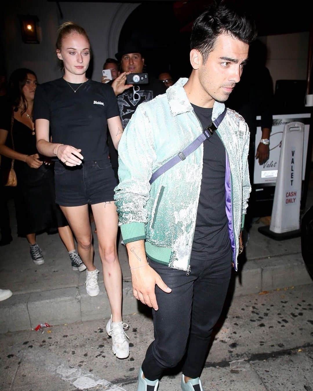 Just Jaredさんのインスタグラム写真 - (Just JaredInstagram)「@sophiet joins the @jonasbrothers for dinner to celebrate their Teen Choice Awards wins! #SophieTurner #JonasBrothers #JoeJonas #NickJonas #KevinJonas Photos: Backgrid」8月13日 2時19分 - justjared