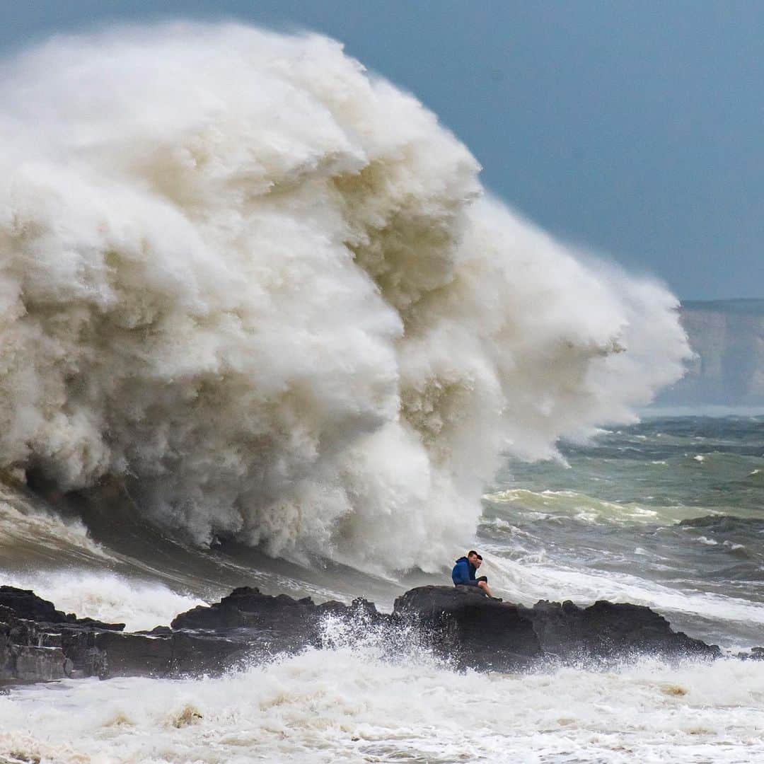 NBC Newsさんのインスタグラム写真 - (NBC NewsInstagram)「Waves crash against the harbor wall in Porthcawl, Wales. Weather advisories have been issued for large parts of the UK as strong winds and thunderstorms pass through. . 📷 Matthew Horwood / @gettyimages」8月13日 2時23分 - nbcnews