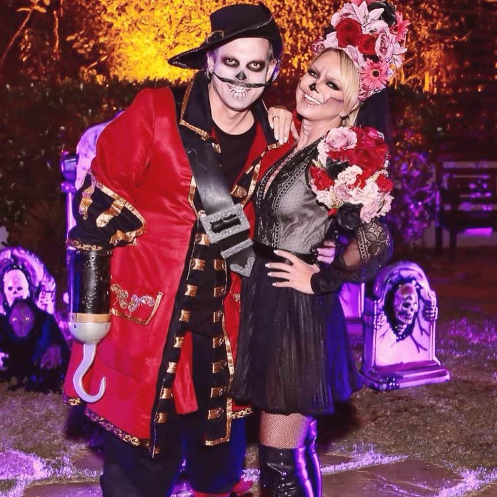 Eliana Michaelichin Bezerraさんのインスタグラム写真 - (Eliana Michaelichin BezerraInstagram)「Look lindo para a festa de #halloween do meu pequeno grande Arthur. Eu e Manu usamos vestidos exclusivos feitos pela amiga gata e competente @elisalimaoficial. Os meninos e minha mãe, usaram uma super produção do querido @thidyalvis que arrasa sempre em todos os detalhes. Minha “beleza” foi feita por @juniormendes e @edyglamour. Make Arthur, Adri e Evinha por @edyglamour. Eles arrasaram né? Foto: @agenciabrazilnews #halloween P.s: usei lentes para ver se conseguia ficar com os olhos de minha mãe🥰 Arraste a foto pro lado.」8月13日 2時23分 - eliana