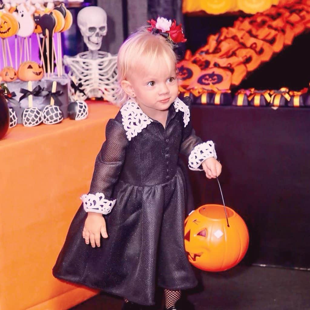 Eliana Michaelichin Bezerraのインスタグラム：「Look lindo para a festa de #halloween do meu pequeno grande Arthur. Eu e Manu usamos vestidos exclusivos feitos pela amiga gata e competente @elisalimaoficial. Os meninos e minha mãe, usaram uma super produção do querido @thidyalvis que arrasa sempre em todos os detalhes. Minha “beleza” foi feita por @juniormendes e @edyglamour. Make Arthur, Adri e Evinha por @edyglamour. Eles arrasaram né? Foto: @agenciabrazilnews #halloween P.s: usei lentes para ver se conseguia ficar com os olhos de minha mãe🥰 Arraste a foto pro lado.」