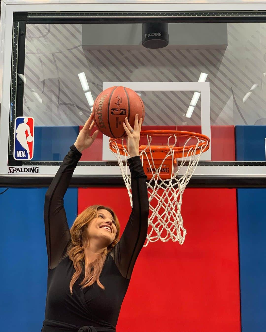 レイチェル・ニコルズさんのインスタグラム写真 - (レイチェル・ニコルズInstagram)「They let us get a few dunks in before the brand-new NBA Experience opens at Disney World. You can lower or raise the hoop between 7 and 10 feet...I’ll leave you guys to guess which height I picked.」8月13日 2時24分 - rachel_nichols