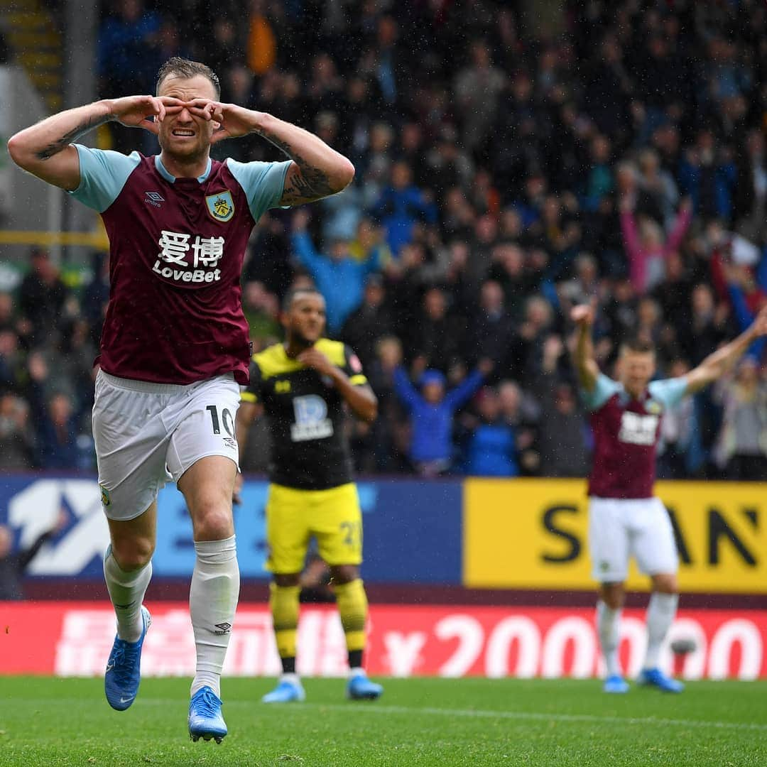 プレミアリーグさんのインスタグラム写真 - (プレミアリーグInstagram)「Barnes had a ⚽ on Saturday as Burnley got off to a winning start  #PL #PremierLeague #clarets @burnleyofficial」8月13日 2時24分 - premierleague