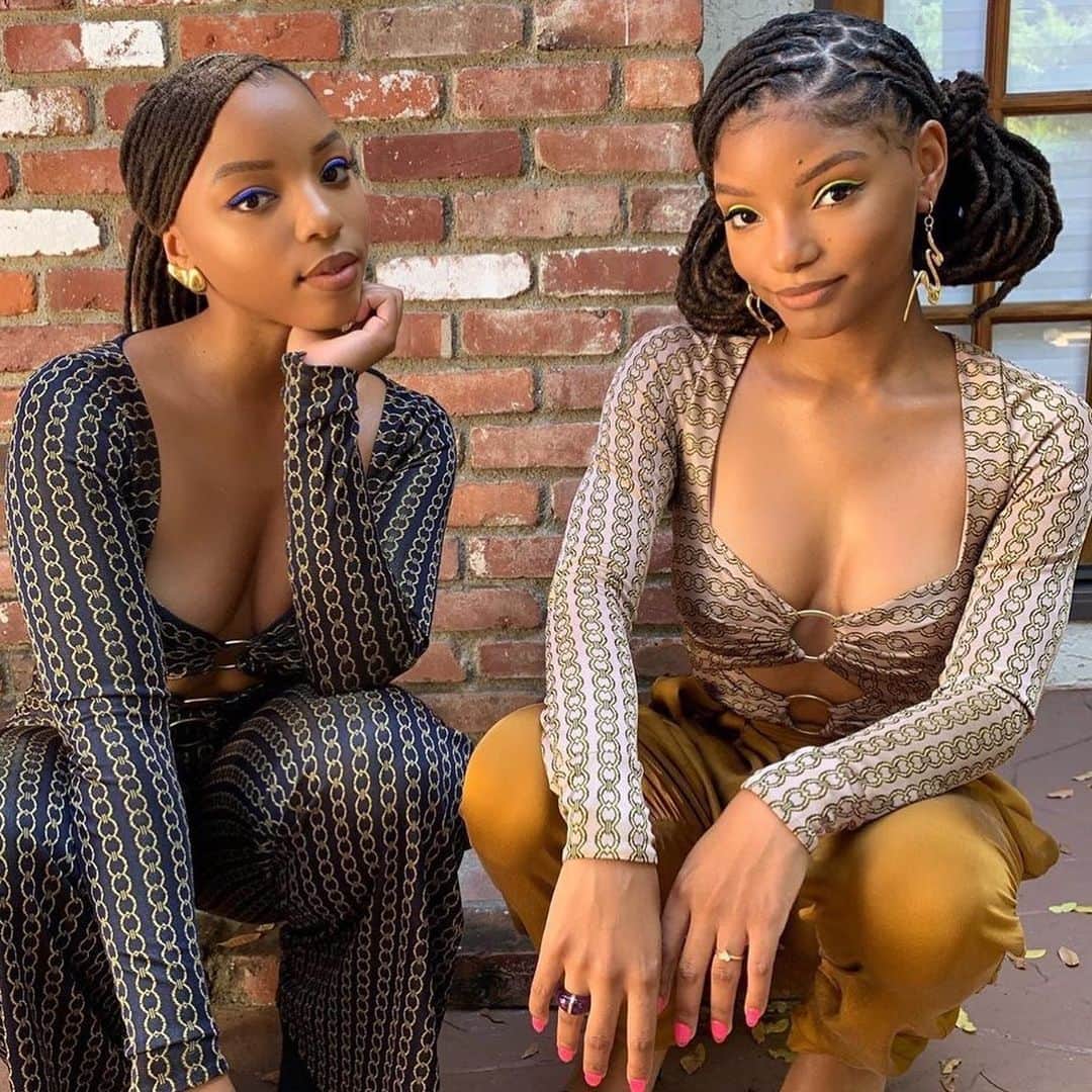 NYX Cosmeticsさんのインスタグラム写真 - (NYX CosmeticsInstagram)「Obsessed with @beautybychrisc’s bright & bold #TeenChoiceAwards beat for @ChloexHalle 💋🏄‍♀️ Here’s how she created the look: ✨ California Beamin’ Face & Body Bronzer around the perimeter of face for soft & glowy skin ✨ Vivid Brights Liner in Vivid Sapphire (Chloe) and Vivid Escape (Halle) for a colorful winged liner ✨Lip Lingerie Push-Up Long-Lasting Lipstick in ‘Teddy’ to line lips + ‘Bedtime Flirt’ (for Chloe) and ‘Corset’ (for Halle) to fill in ✨ Fill & Fluff Eyebrow Pomade Pencil in ‘Brunette’ ✨Makeup Setting Spray in ‘Dewy’ #nyxcosmetics #nyxprofessionalmakeup #crueltyfreebeauty」8月13日 2時34分 - nyxcosmetics