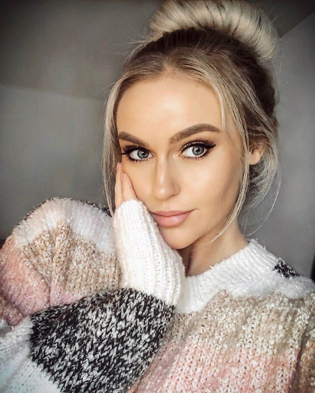 Anna Nyströmのインスタグラム：「💗 Just wanted to say thank you for following me, supporting me and for commenting kind things to me daily. It means so much for me and It is something I will never take for granted. 💕 I was wondering, what would you like to see more of? For example more close ups/make-up, outfits, travel or workout photos & videos? Comment below because I would love to know! ☺️」