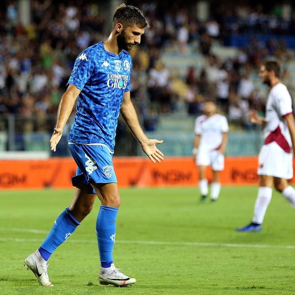 エンポリFCさんのインスタグラム写真 - (エンポリFCInstagram)「⚽ La prima rete ufficiale con la maglia azzurra, il gol del vantaggio con la Reggina e l'esultanza di @leomanc 📸📸📸」8月13日 2時40分 - empoli_fc_official