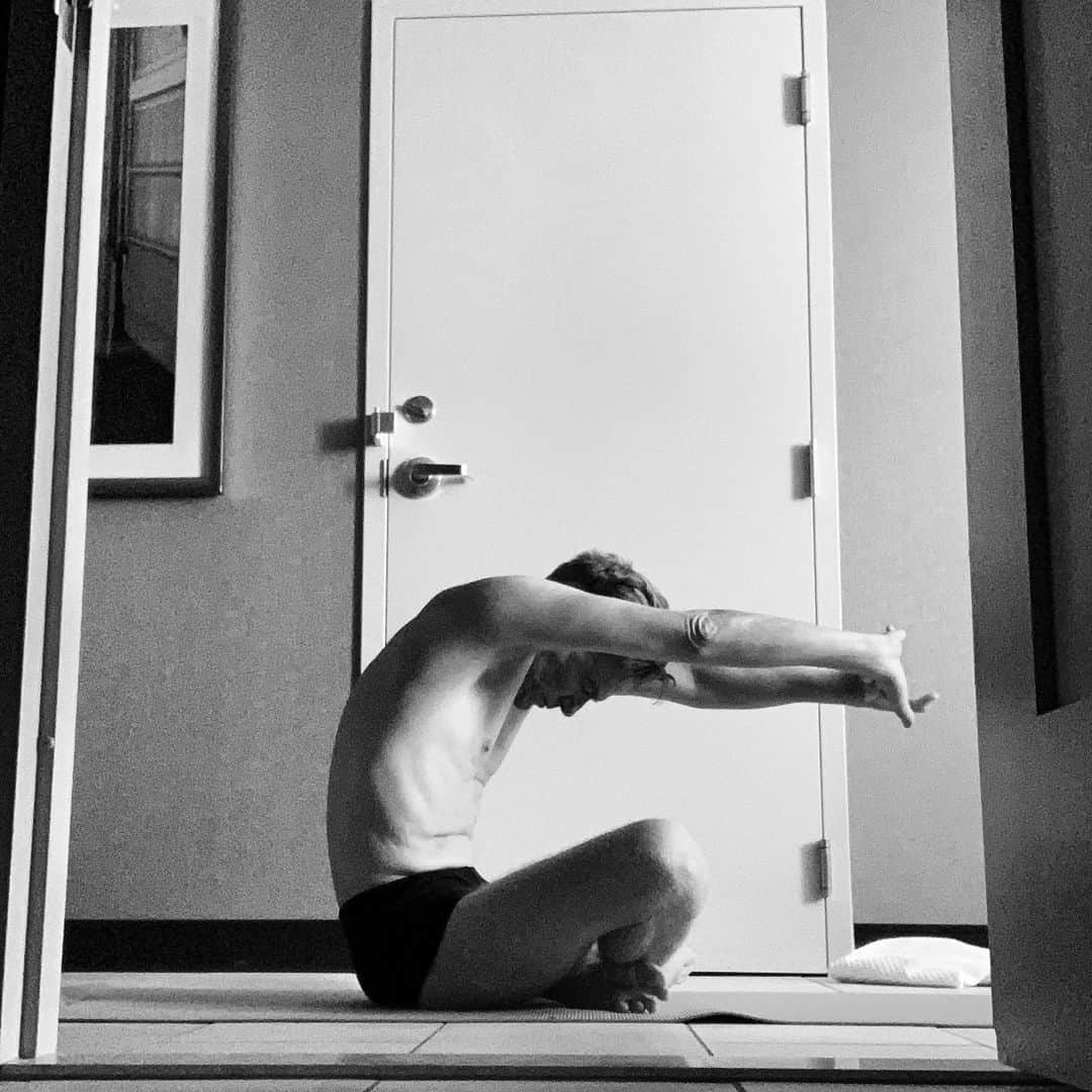のインスタグラム：「Stretch that back! Ok, this isn’t the most glamorous photo but staying limber is so important to a good day on the road. I’m on the constant search for the most non invasive way to keep my back in good shape. Since I discovered yoga, I’ve decreased lower back pain with the simplest of exercises, it just takes commitment. Today’s breakfast was fruit and berries, as I’m eating only one cooked meal a day, the rest is raw food. Lunch will be a tomato avocado salad, I might sneak a corn chip 😈 #stayfit #stretching #zenboy #vegan 🌱 #bryanadamsshinealight」