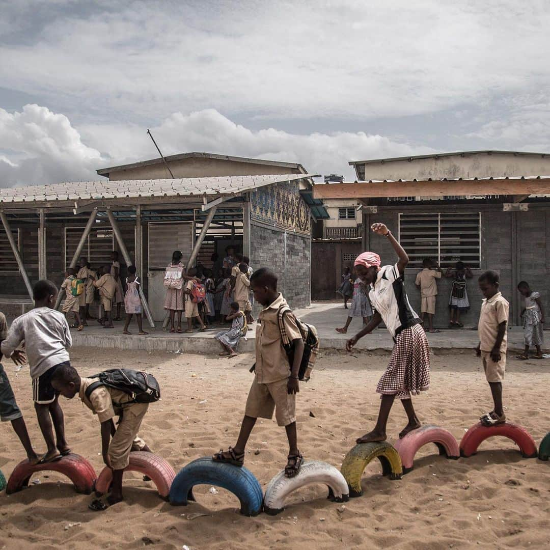 ニューヨーク・タイムズさんのインスタグラム写真 - (ニューヨーク・タイムズInstagram)「Plastic waste is a scourge of modern life. On the Ivory Coast, a group of women is turning it into an asset that will help other women earn a decent living while cleaning up the environment – and improving education. The women make their living in Abidjan picking up plastic waste on the city streets and selling it for recycling. They’re lead players in a project that turns trash into plastic bricks to build schools across the West African country. The new plastic-brick classrooms are badly needed — some classrooms now pack in as many as 90 students. And while mud brick erodes in the sun and rain, the new plastic classrooms could last practically forever. Visit the link in our bio to read more. @yagazieemezi took this photo.」8月13日 2時45分 - nytimes