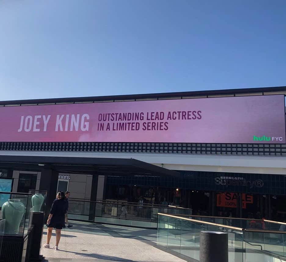 ジョーイ・キングさんのインスタグラム写真 - (ジョーイ・キングInstagram)「What is actually happening. LIKE WHAT IS HAPPENING!!! CAN SOMEONE TELL ME WHAT THE HECK IS HAPPENING?! DOES ANYONE KNOW WHATS GOING ON WHO’S THIS JOEY KING CHICK」8月13日 2時49分 - joeyking