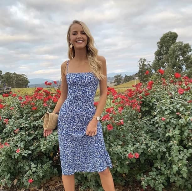 クーカイのインスタグラム：「On reste en vacances avec la robe Gardenia et ses motifs floraux !  #kookaiette #kookai #fashion #ootd #dress」