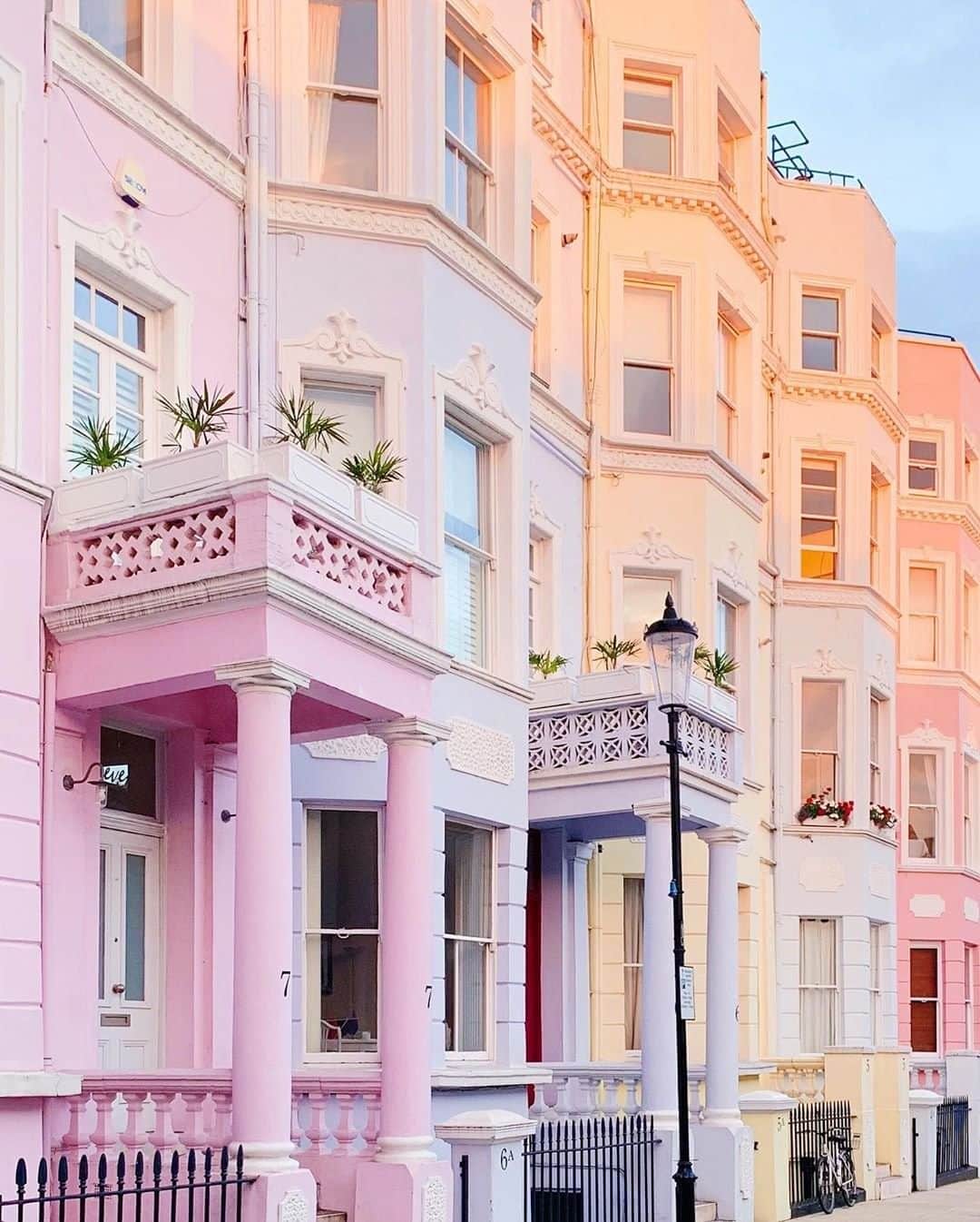 Travel + Leisureさんのインスタグラム写真 - (Travel + LeisureInstagram)「Pastel charmers in Notting Hill! Get our London travel guide at the link in bio. #tlpicks courtesy of @londonispink」8月13日 2時56分 - travelandleisure