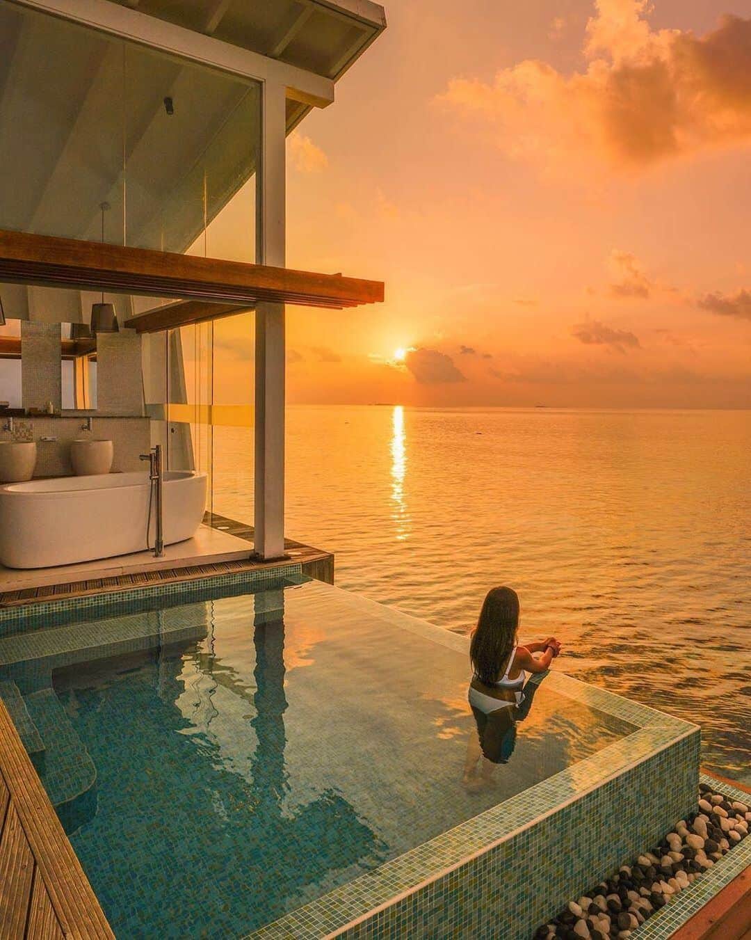 BEAUTIFUL HOTELSさんのインスタグラム写真 - (BEAUTIFUL HOTELSInstagram)「Kandolhu is an exquisite Maldives resort  with 30 villas. Spend sunset in the pool and enjoy the modern architecture of the hotel.  Tag a friend you would watch sunset here with! 🌅 (📷: @michutravel📍: Kandolhu Maldives)」8月13日 2時56分 - beautifulhotels