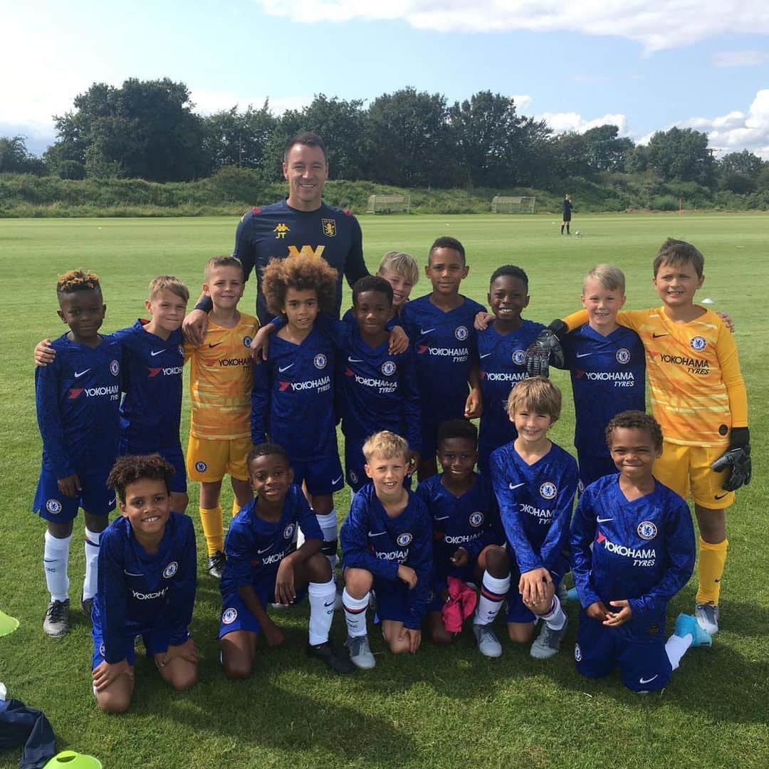 ジョン・テリーさんのインスタグラム写真 - (ジョン・テリーInstagram)「Great to see some familiar faces at The training ground today. @benpk84 💙 @avfcofficial U9s & U10s hosted a tournament with @chelseafc Some great talent on show from all teams involved ⚽️ Good Luck for the future boys 💙」8月13日 2時57分 - johnterry.26