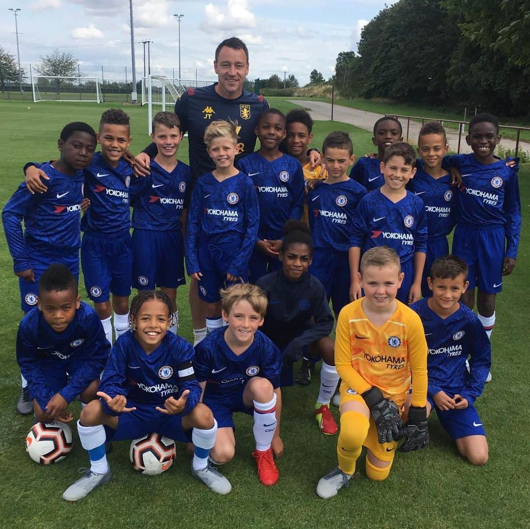 ジョン・テリーさんのインスタグラム写真 - (ジョン・テリーInstagram)「Great to see some familiar faces at The training ground today. @benpk84 💙 @avfcofficial U9s & U10s hosted a tournament with @chelseafc Some great talent on show from all teams involved ⚽️ Good Luck for the future boys 💙」8月13日 2時57分 - johnterry.26