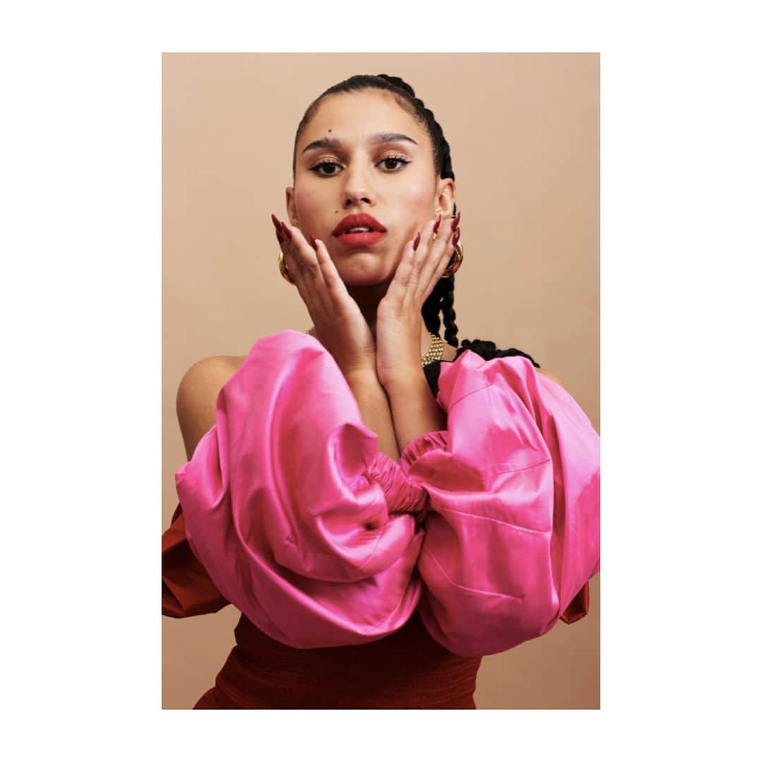 エミリオ デ ラ モレナさんのインスタグラム写真 - (エミリオ デ ラ モレナInstagram)「The fabulous @raye in @phoenixmaguk wearing our Shirring Balloon Sleeved Dress  #emiliodelamorena #emiliogirls #raye #pink #dress」8月13日 2時58分 - emiliodelamorena