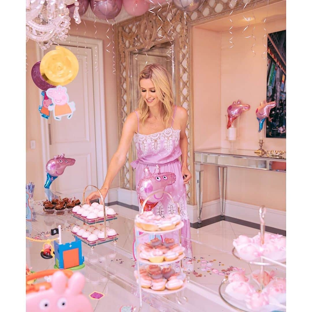 ニッキー・ヒルトンさんのインスタグラム写真 - (ニッキー・ヒルトンInstagram)「Peppa 🐷 party time! 🎈🎈🎈🎈」8月13日 3時10分 - nickyhilton